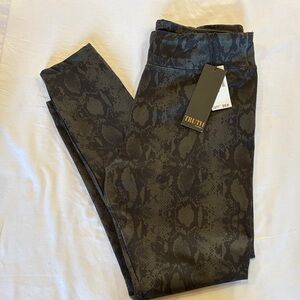 Truth Snake-Print Leggings in Dark Gray and Black